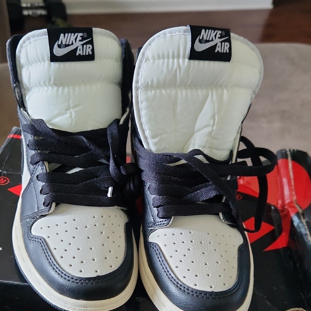 Nike Black and White Athletic Shoes High-Top Design fits like a W size 6 runs sm